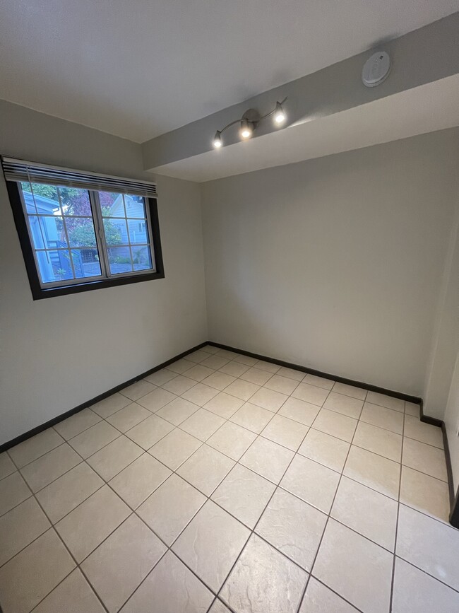 Building Photo - 4033 Madison Ave