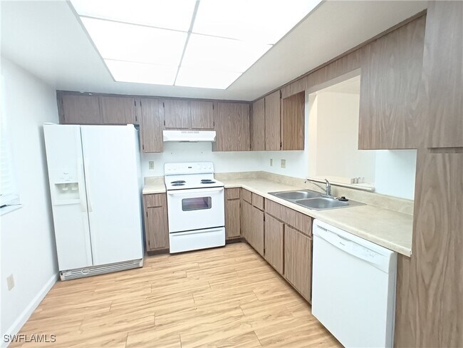 Foto del edificio - 4440 Orchid Blvd