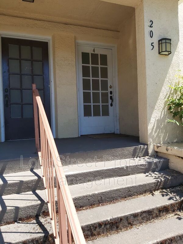 Foto del edificio - 205 NW Kings Blvd