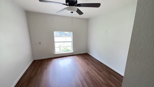 Foto del edificio - Upgraded 4 bedroom 2.5 bathroom house!  HO...