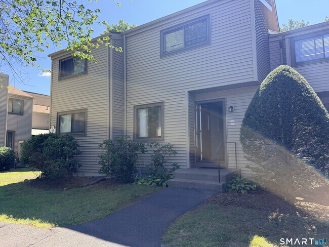Building Photo - 17 Greenbriar Dr