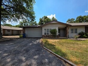 Building Photo - 9 Fairway Dr