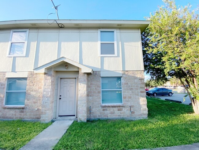 Building Photo - 737 Sonesta Dr