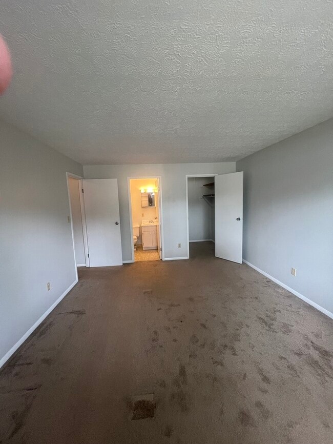 Building Photo - 2 bedroom 1.5 bath condo