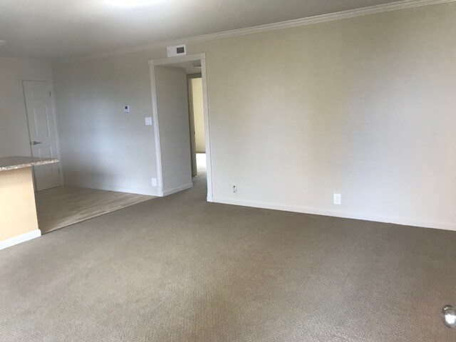 Building Photo - 655 Manor Dr