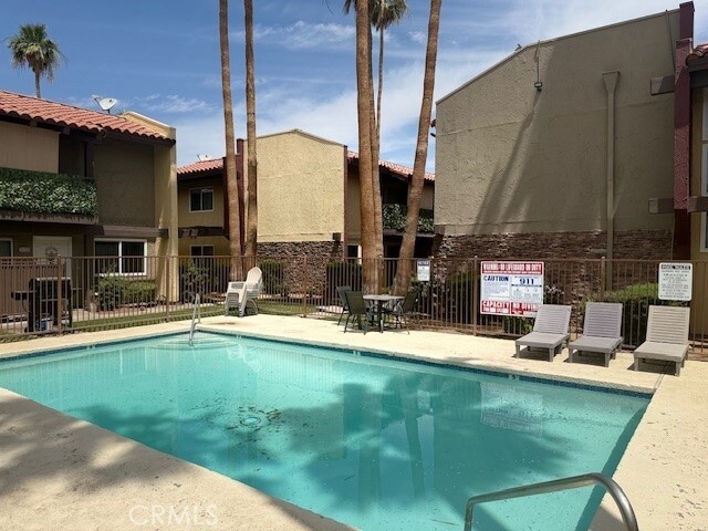 Foto del edificio - 51020 Eisenhower Dr