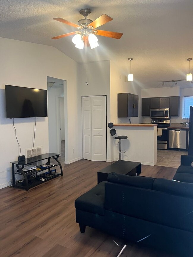 Foto del edificio - 2bed/2bath Townhome in Quiet Neighborhood