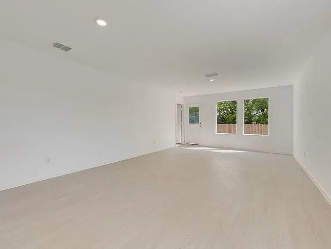 Building Photo - 900 Calley Pear Trl