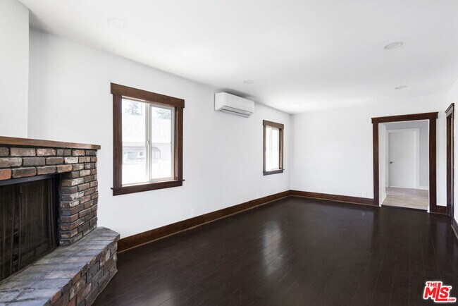 Building Photo - 4133 Clayton Ave W