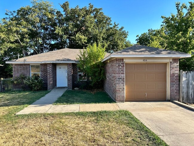 Building Photo - 4 Bedroom 2 Bathroom in 76105 Available!