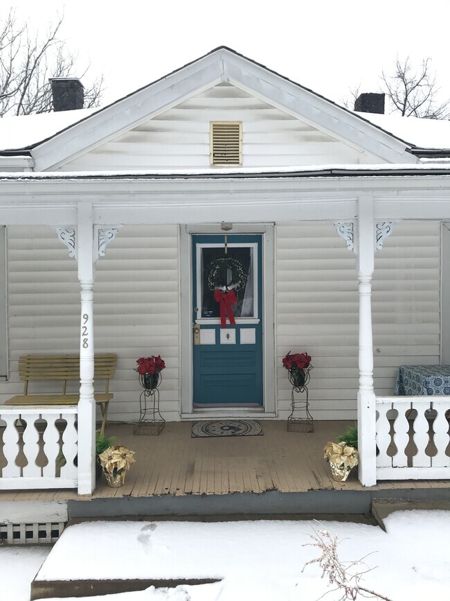 Building Photo - 928 Rockway St