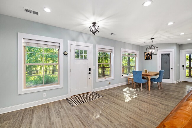 Building Photo - 930 Loring Mill Rd