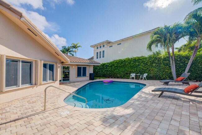 Building Photo - 550 Phillips Dr