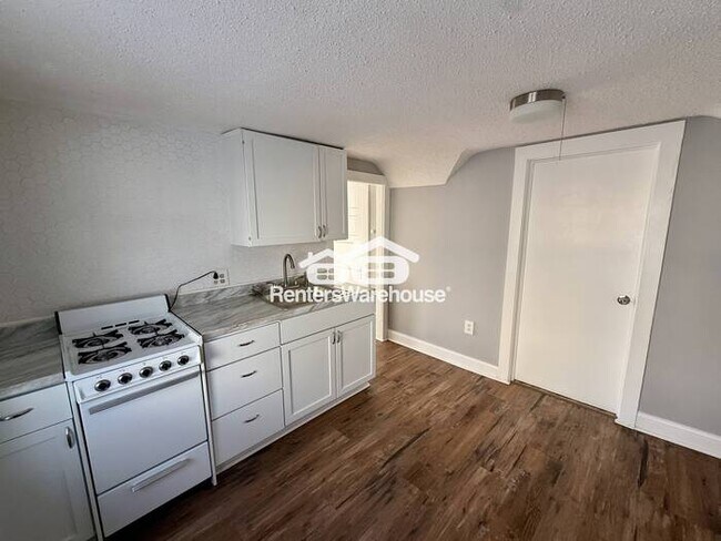 Foto del edificio - Efficency Upper Duplex Unit Avail NOW