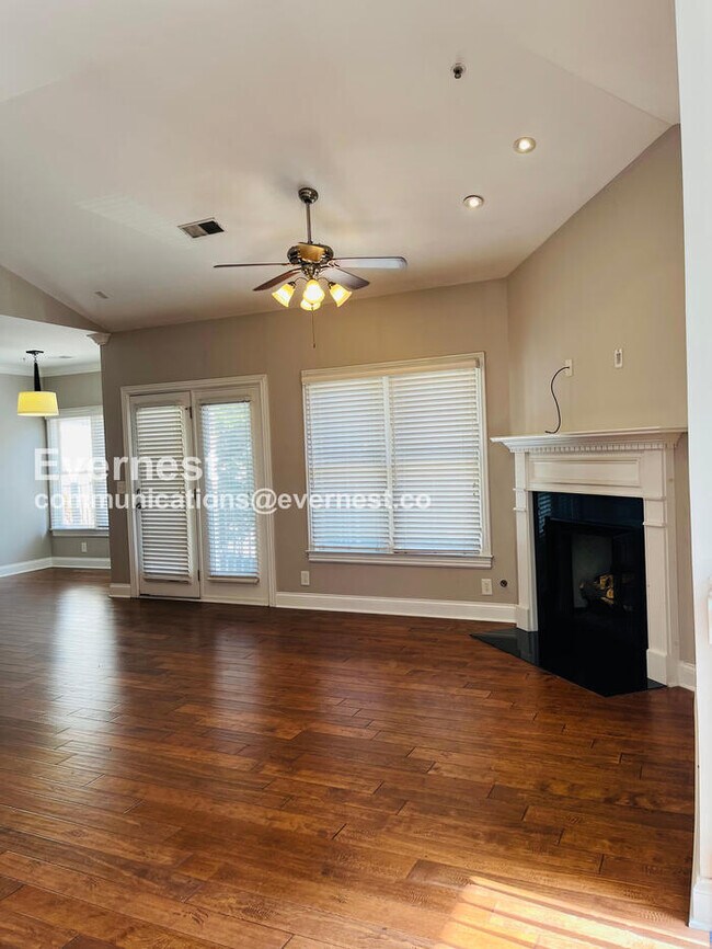 Foto del edificio - 101 Generals Retreat Pl