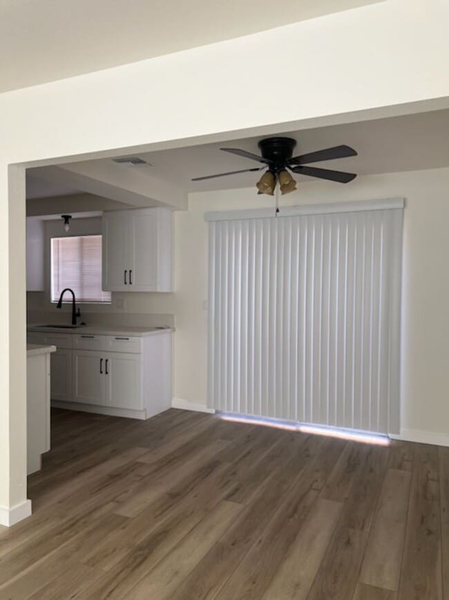 Building Photo - 722