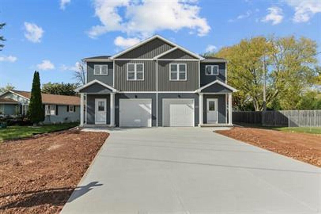 Foto principal - VIDEOTOUR: Newer Townhouse located in Neenah! PETS WELCOME