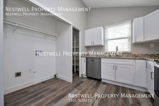 Foto del edificio - Delightful 2-bed Duplex in Holladay