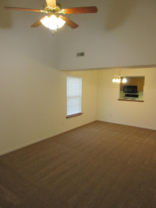 Building Photo - 2502 Northampton Dr