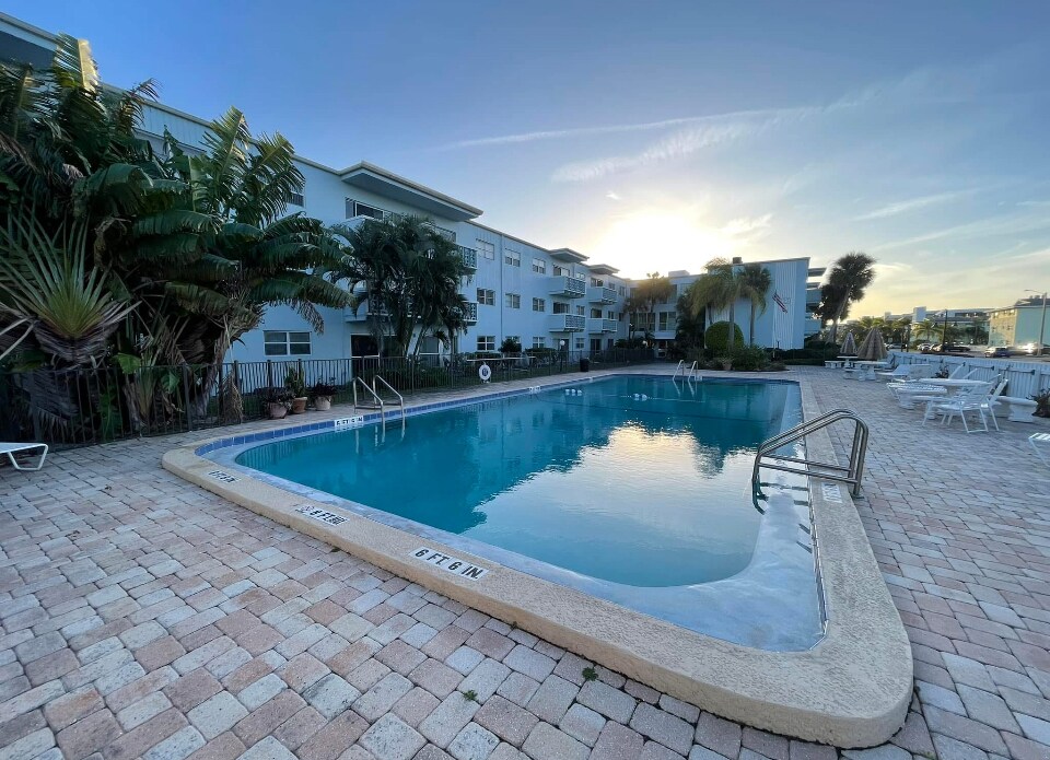 Foto principal - 223 Columbia Dr