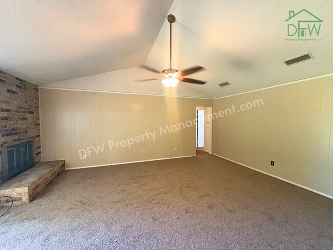 Foto del edificio - Spacious 3-Bedroom Home for Lease with Large Fenced Backyard in Quiet Benbrook Neighborhood