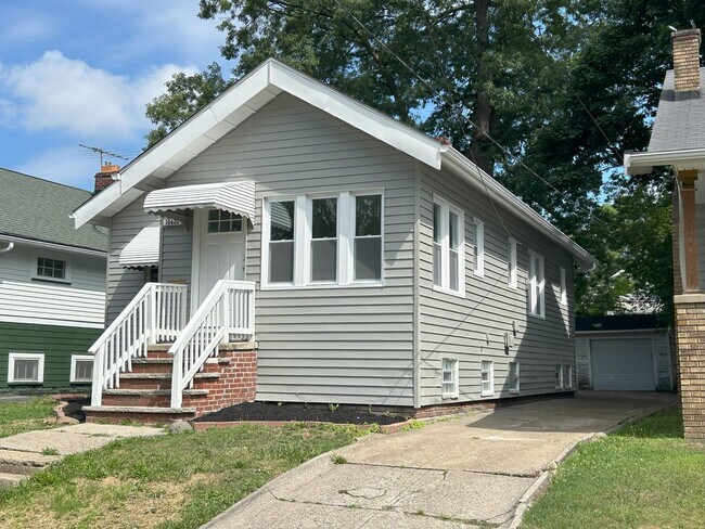 Foto del edificio - For August Move-In - West Blvd Area - 2 Bedroom Single Family Home