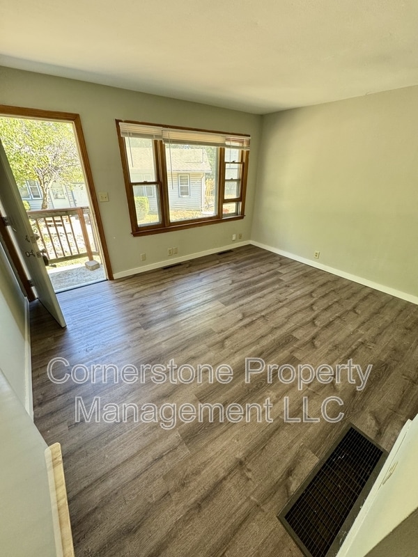 Building Photo - 1513 W 22nd Terrace