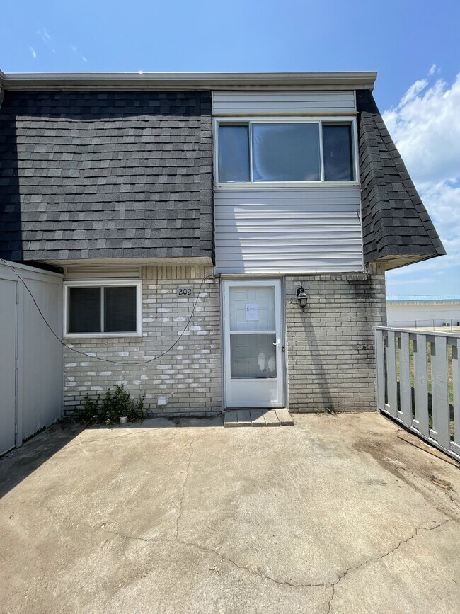 Building Photo - Norman 3-Bedroom Condo