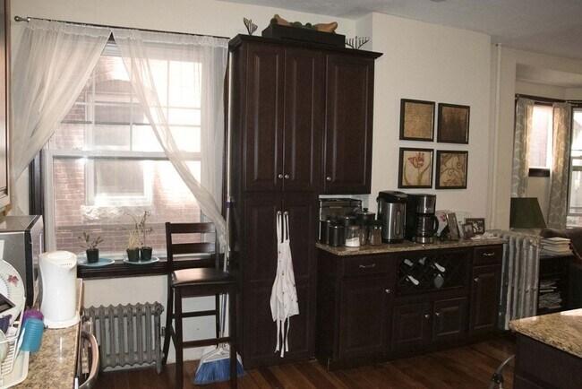 Foto del edificio - Renovated 3 bed, 2 bath with an office in the heart of Coolidge Corner.