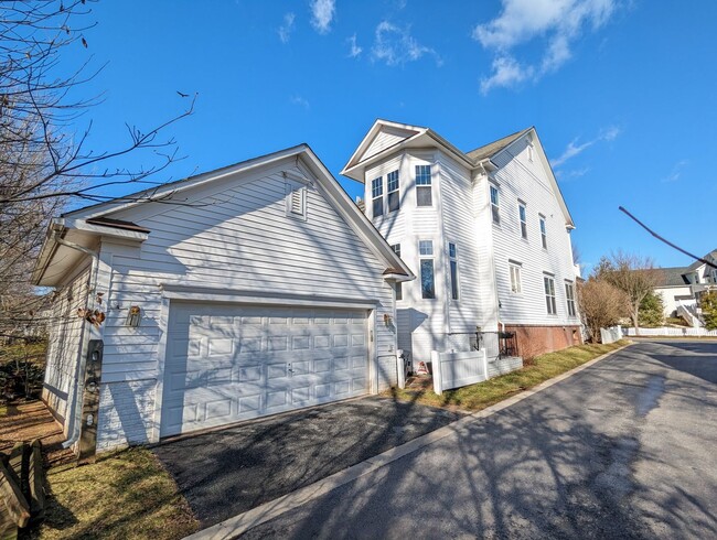 Building Photo - Impeccably maintained SFH in Clarksburg re...