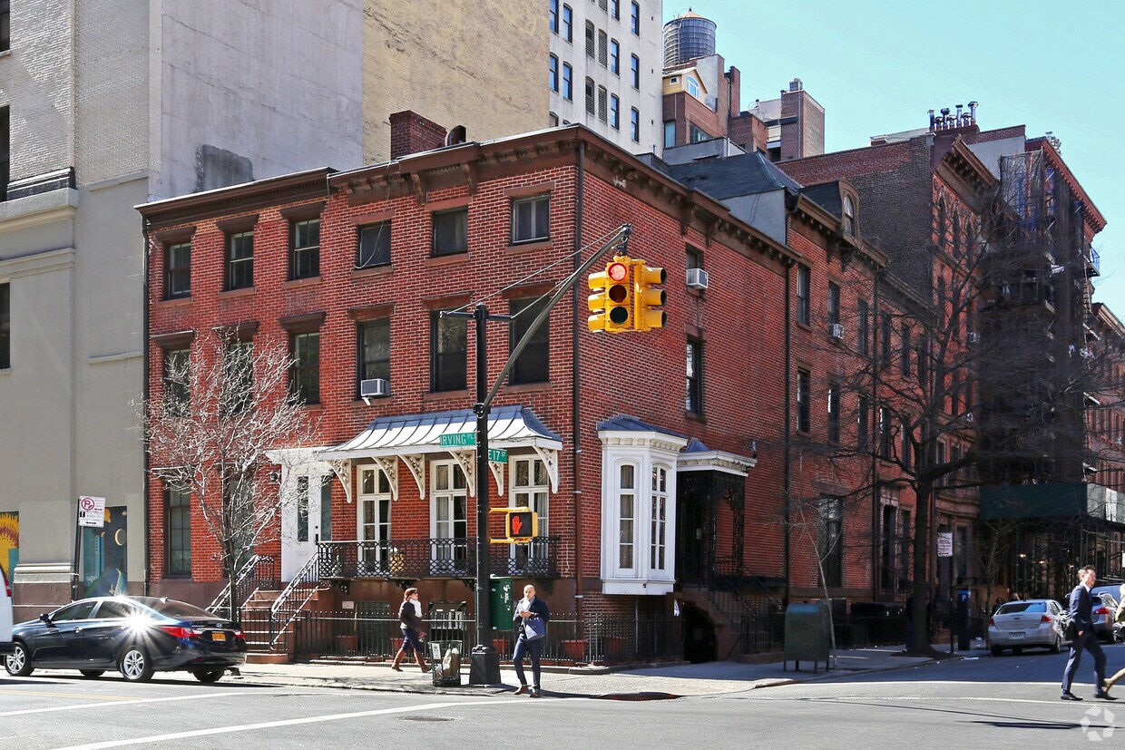 Primary Photo - 122 E 17th St