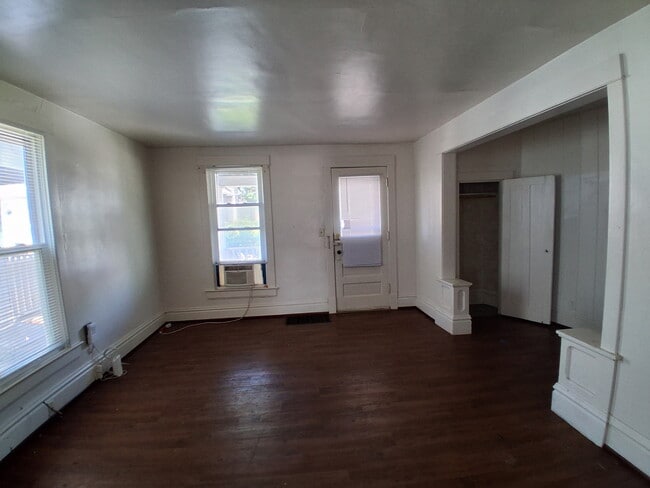 Building Photo - 1413 1/2 W Mulberry St