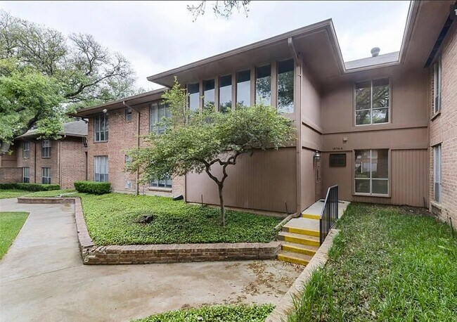 Building Photo - 10566 High Hollows Dr