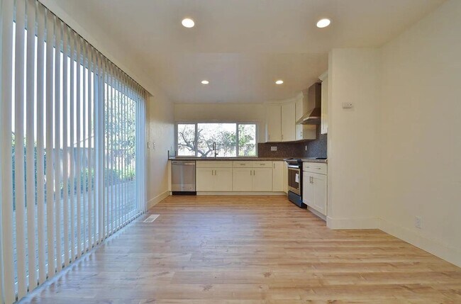 Building Photo - $4,200 / 4 BR - SPACIOUS HOME IN WARM SPRINGS WITH SCENIC HILL VIEWS