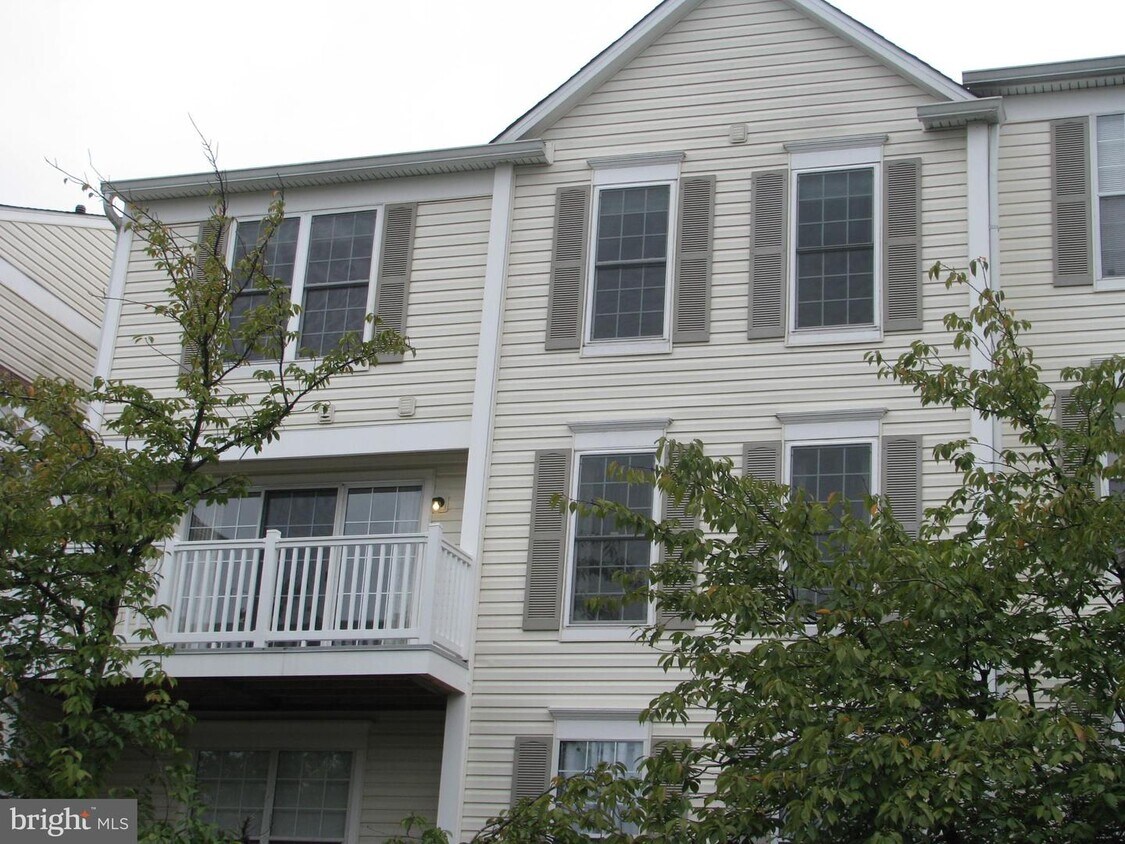 Primary Photo - 46984 Courtyard Sq