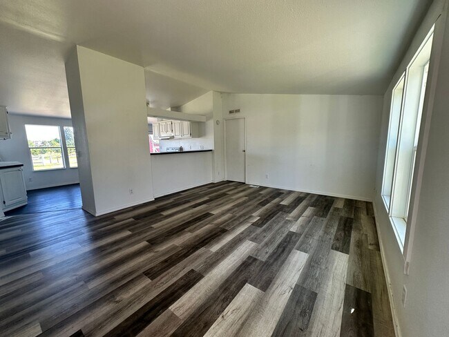 Foto del edificio - 4655 NE Elliott Cir
