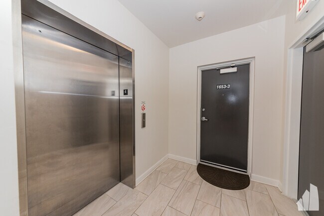 Foto del edificio - 1655 N Western Ave