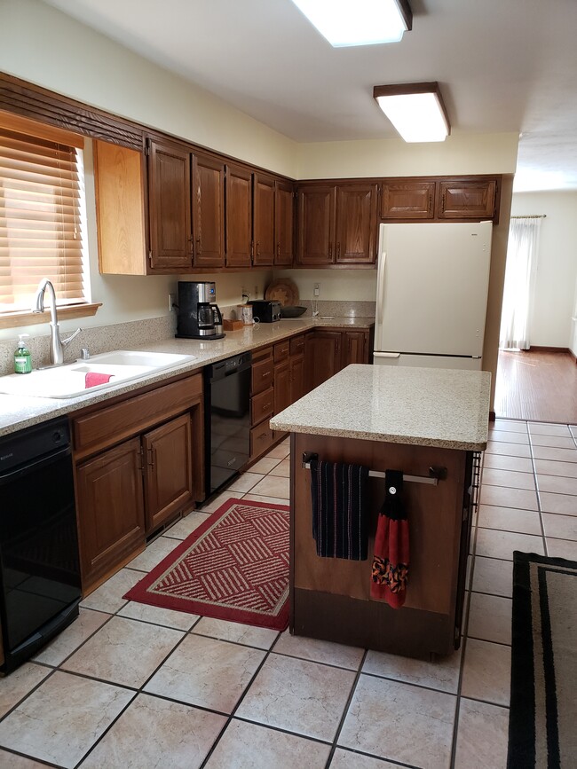 Building Photo - 9628 Merion Cir NE