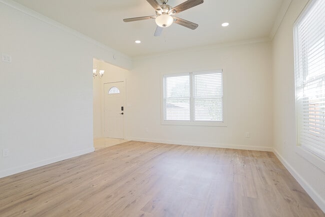 Living room. - 5528 Junius St