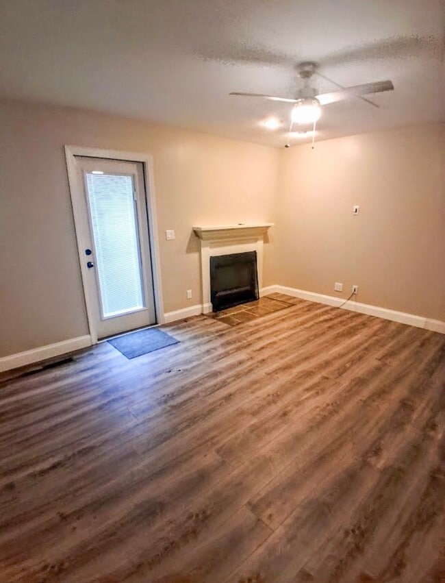 Building Photo - Spacious 3 Bedroom Townhouse for Rent!