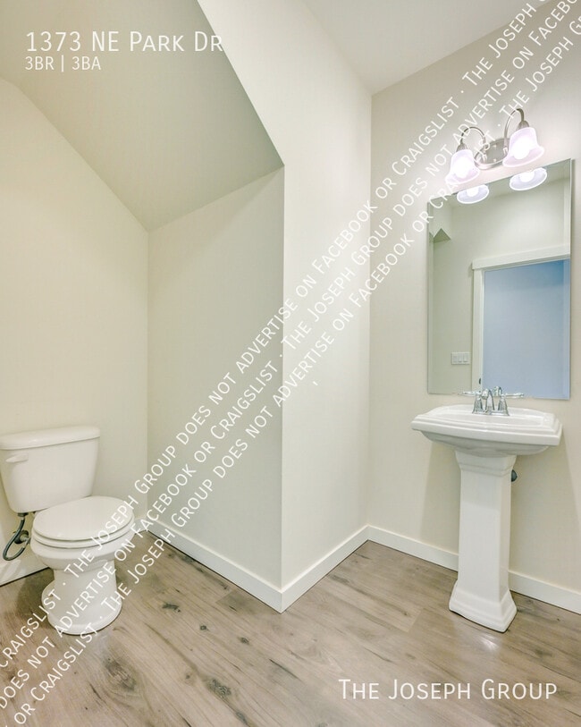 Building Photo - 1373 NE Park Dr