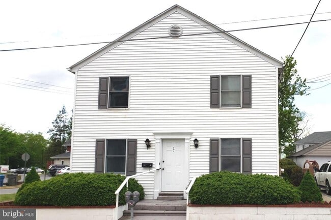 Building Photo - 205 E Locust St