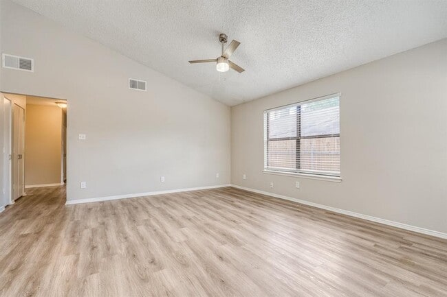 Foto del edificio - 1428 Lakecrest Dr