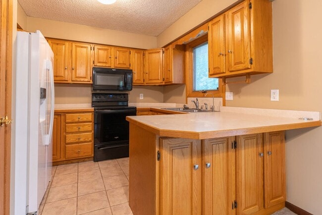 Building Photo - 6012 Fleetwood Dr