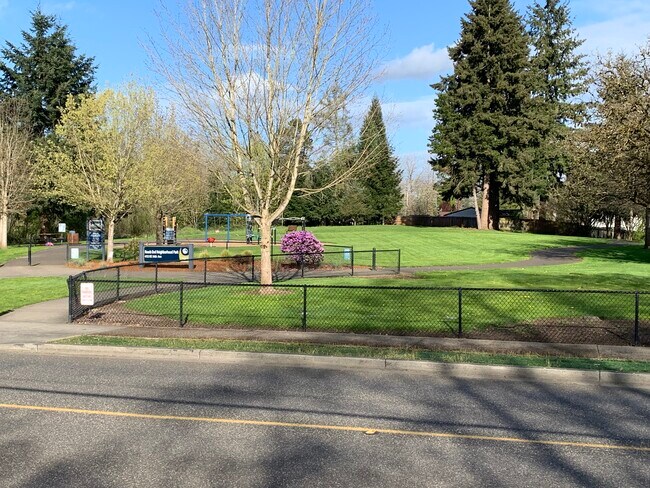El parque Roads End está al otro lado de la calle. - 4018 NE 54th Ave