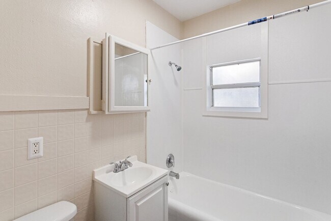 Building Photo - Cute 2bdrm/1bath Bungalo ** Section 8 OK ** Ready NOW