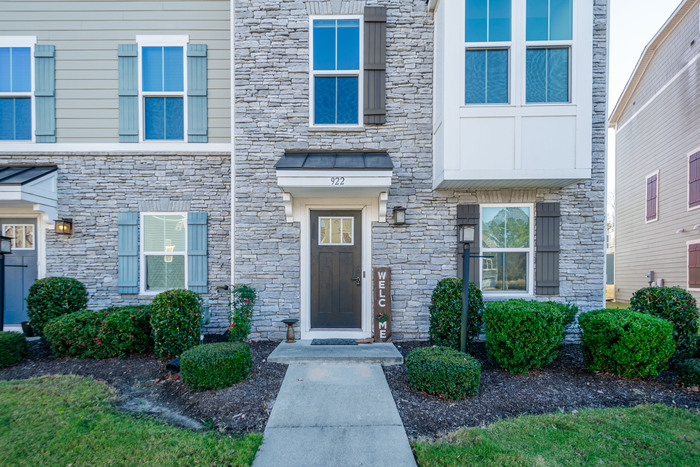 Foto principal - Gorgeous Townhome in Bryan Cove!