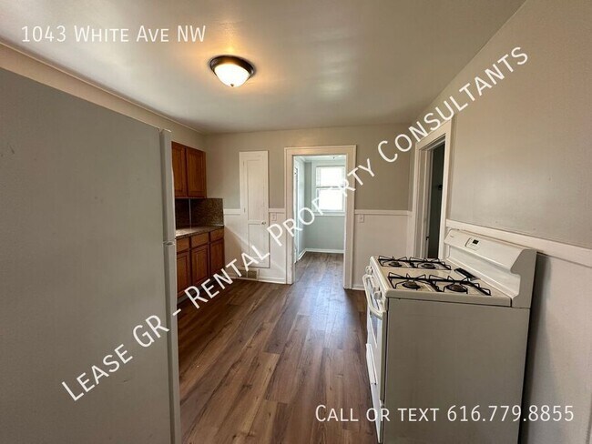 Building Photo - Spacious Three Bedroom Home with Office! N...