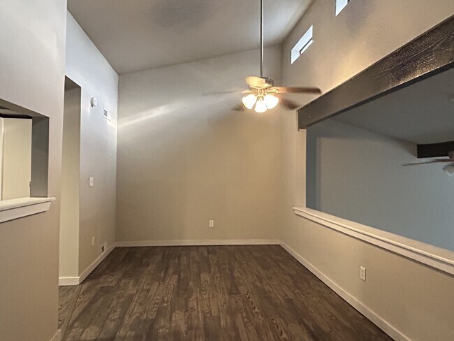 Foto del edificio - 970 N Lewis Ave