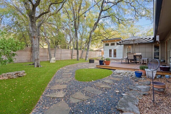 Foto del edificio - 12904 Trailwood Rd